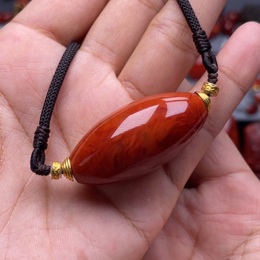 南红玛瑙18K金镶嵌珠宝奇石桶珠吊坠