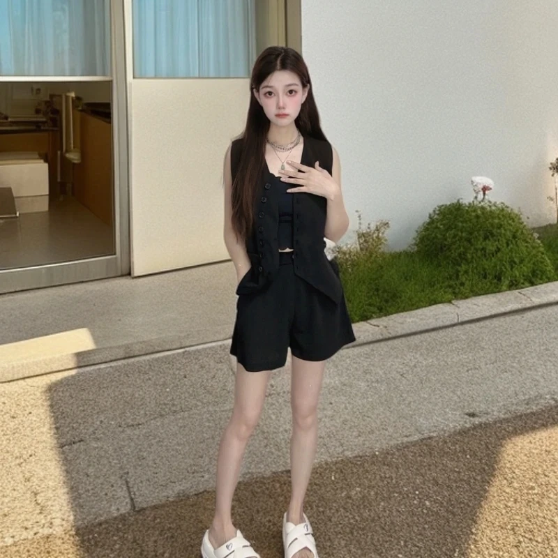 夏季网红新款2025时尚套装女法式赫本风V领时尚通勤显瘦马甲+短裤