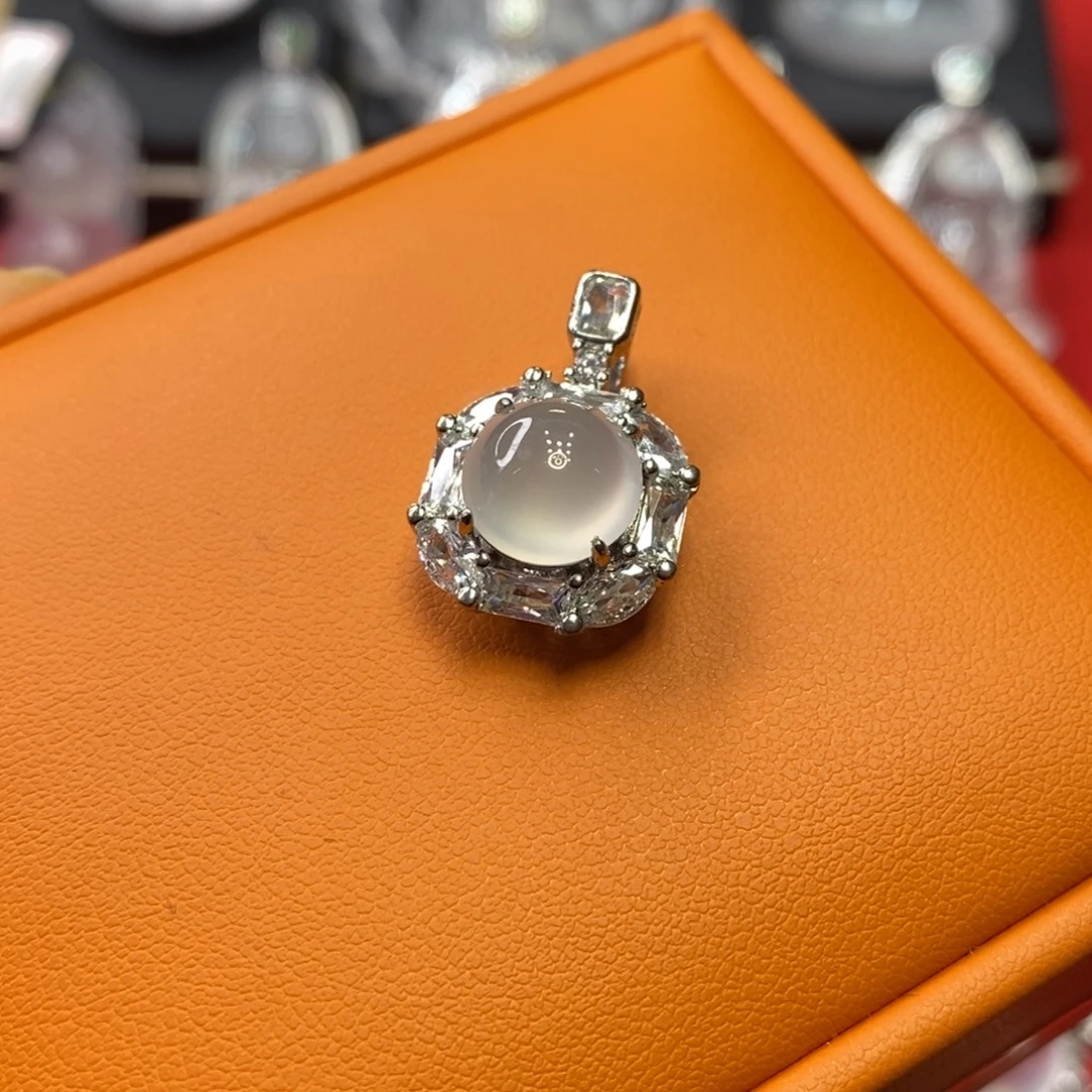 石英质玉合金吊坠