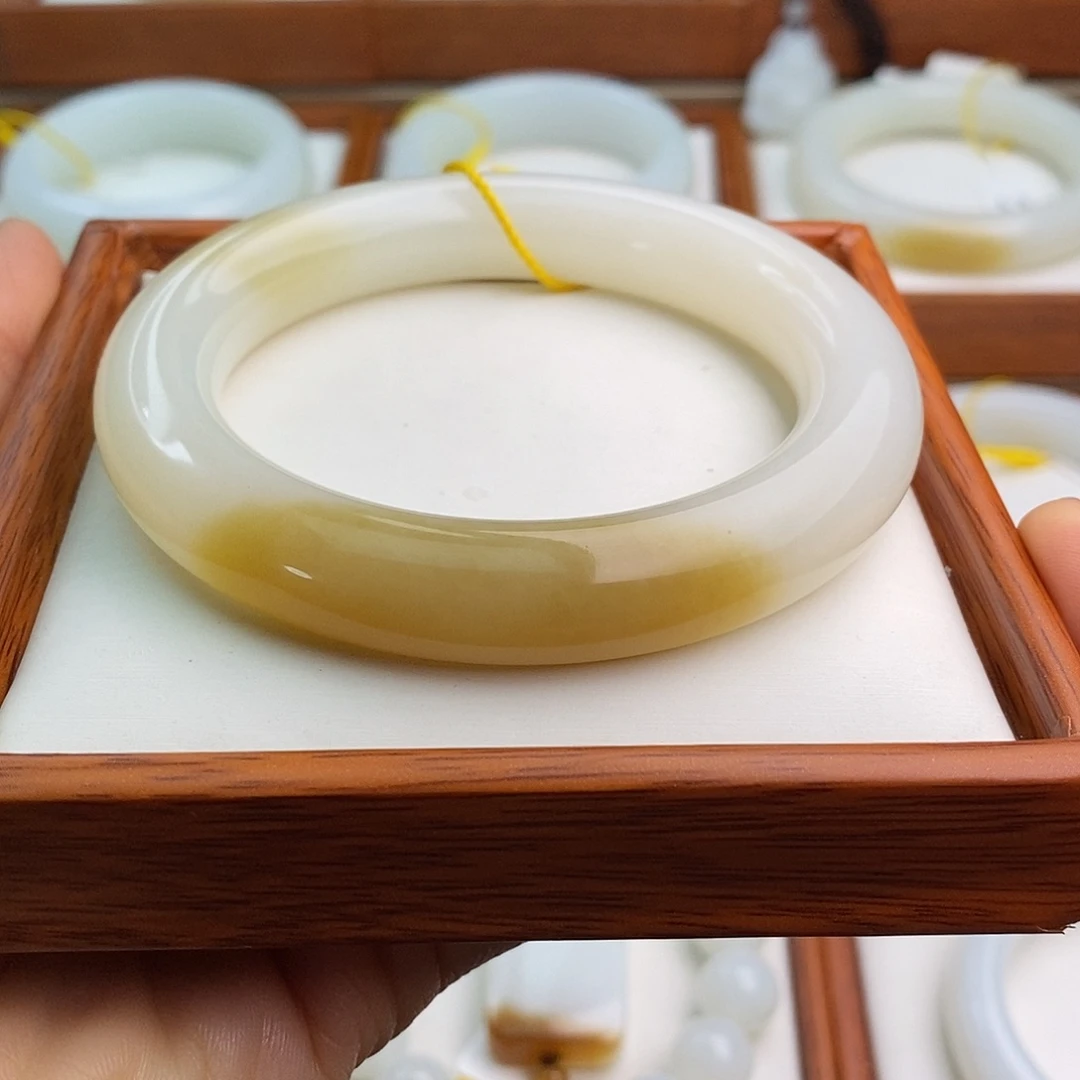 和田玉（糖玉）未镶嵌手镯