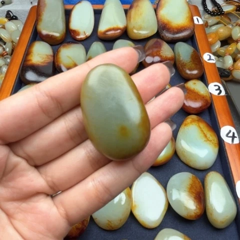 和田玉颈饰未镶嵌