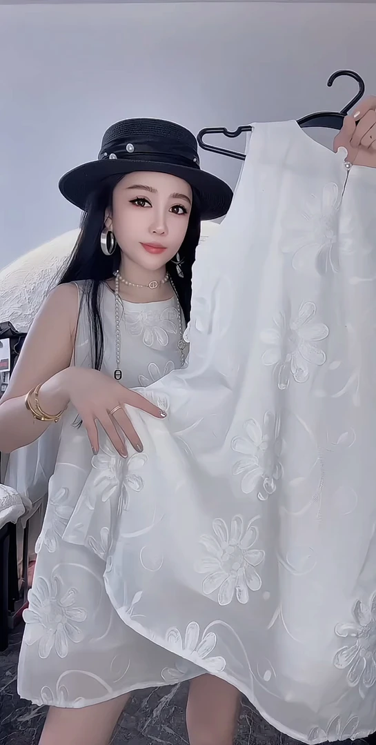 夏季新款时尚百搭气质宽松显瘦白色立体花朵圆领无袖背心连衣裙女