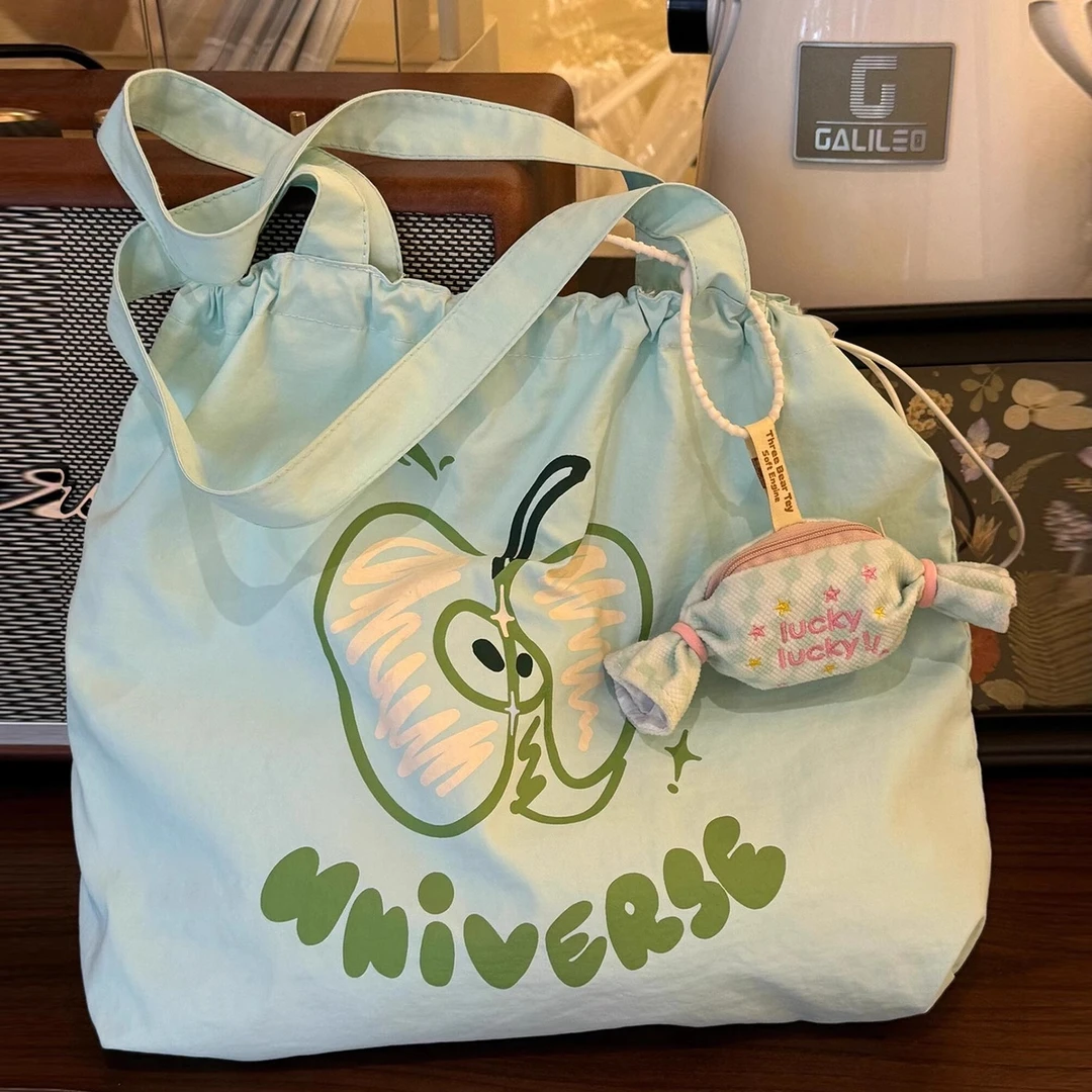 韩系可爱小清新青苹果印花尼龙帆布包2025新款百搭抽绳通勤单肩包