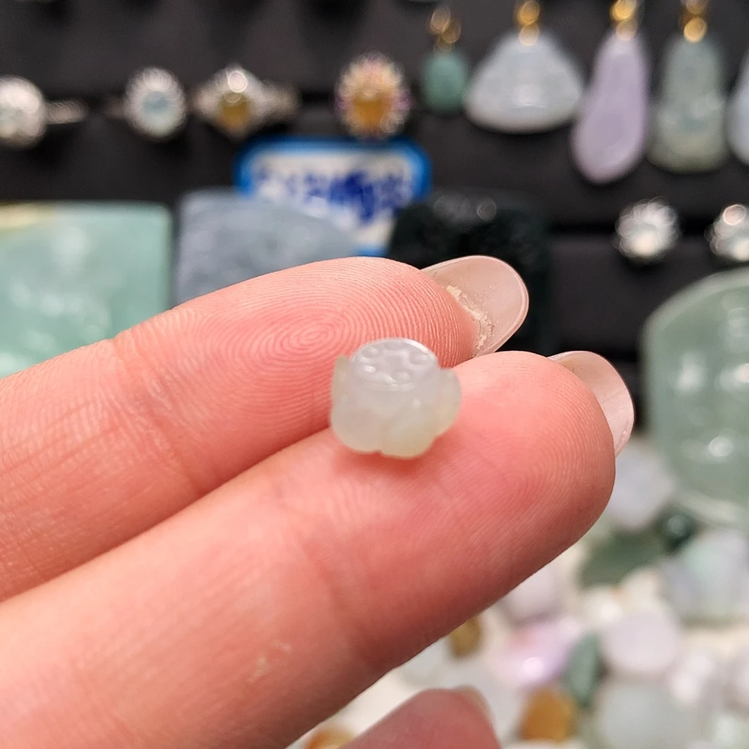 翡翠未镶嵌颈饰莲花