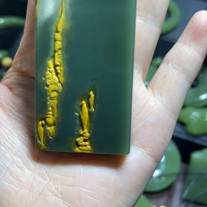颈饰未镶嵌岫岩河磨玉（透闪石质玉）入*