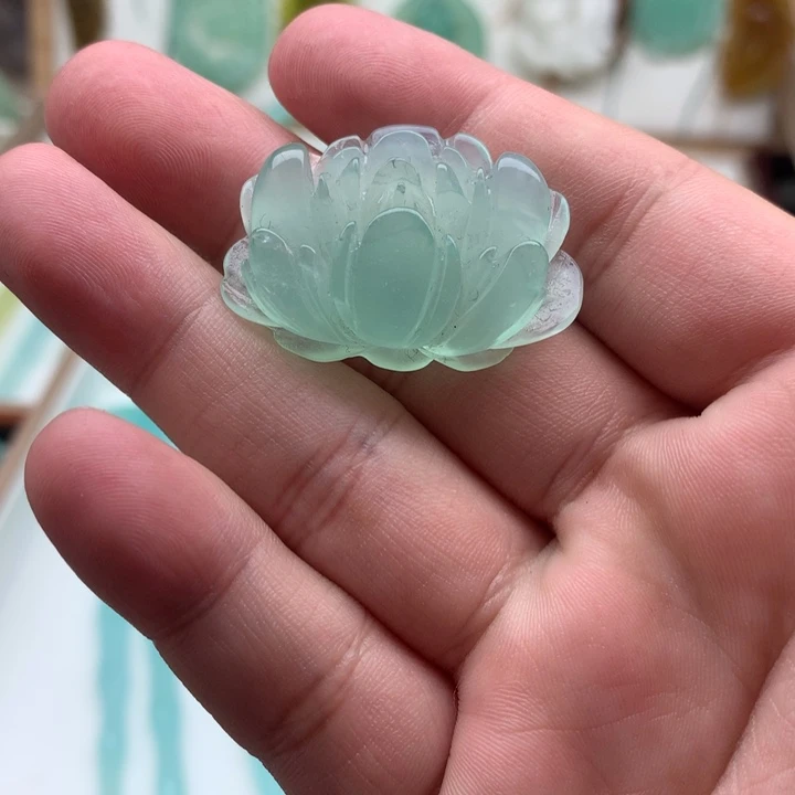 岫玉未镶嵌颈饰牡丹花