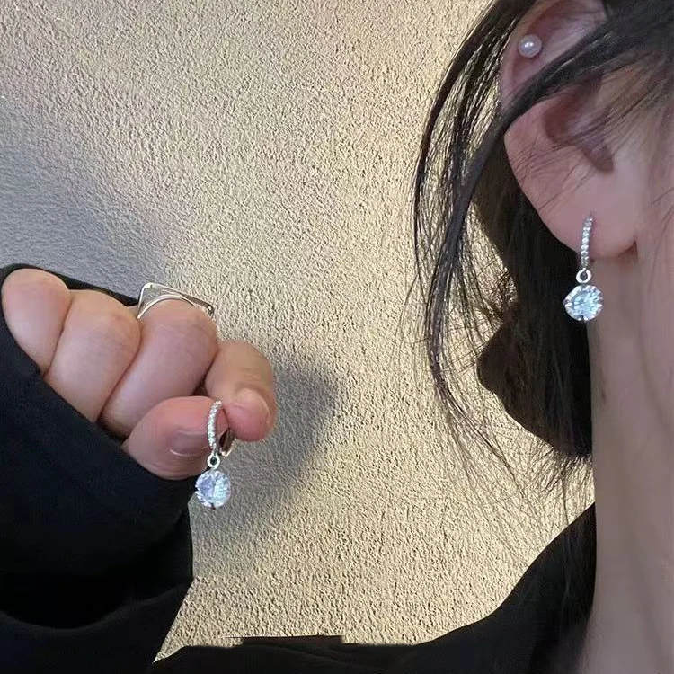 钛钢耳饰 轻奢精致小钻耳圈耳环女2024新款小众设计简约气质耳扣