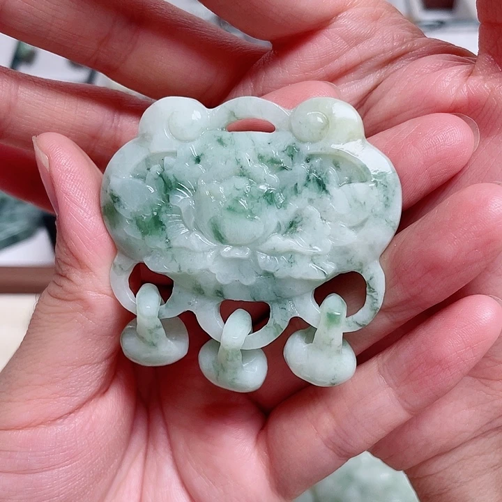 S***R透闪石-蛇纹石玉未镶嵌颈饰