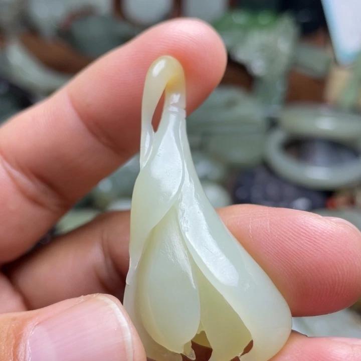 R***b和田玉未镶嵌颈饰
