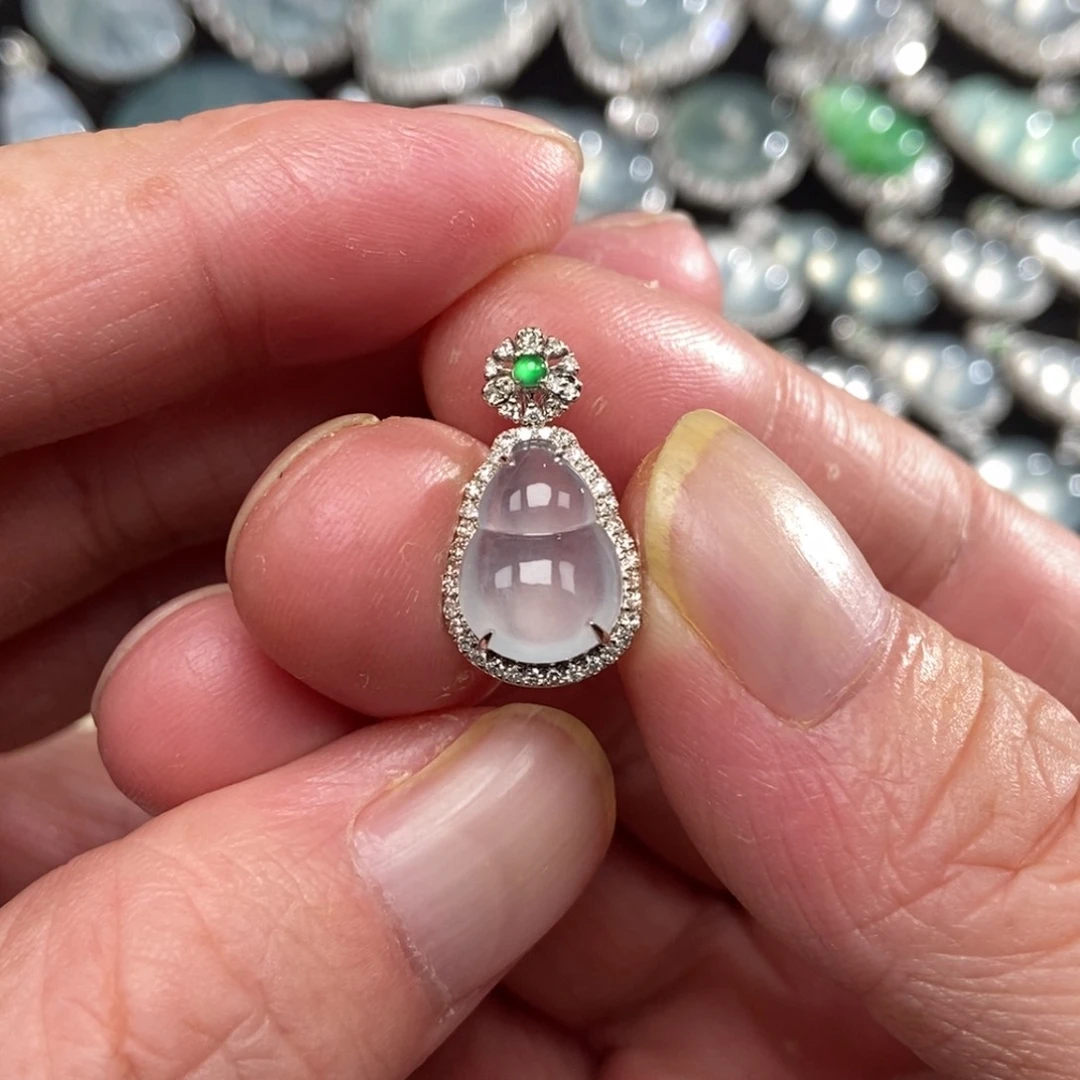 颈饰18K金镶嵌翡翠葫芦