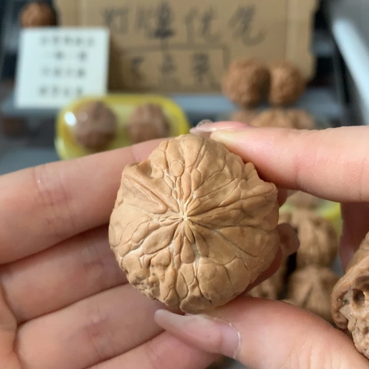 ****东吊坠文玩核桃异形单只，有瑕疵