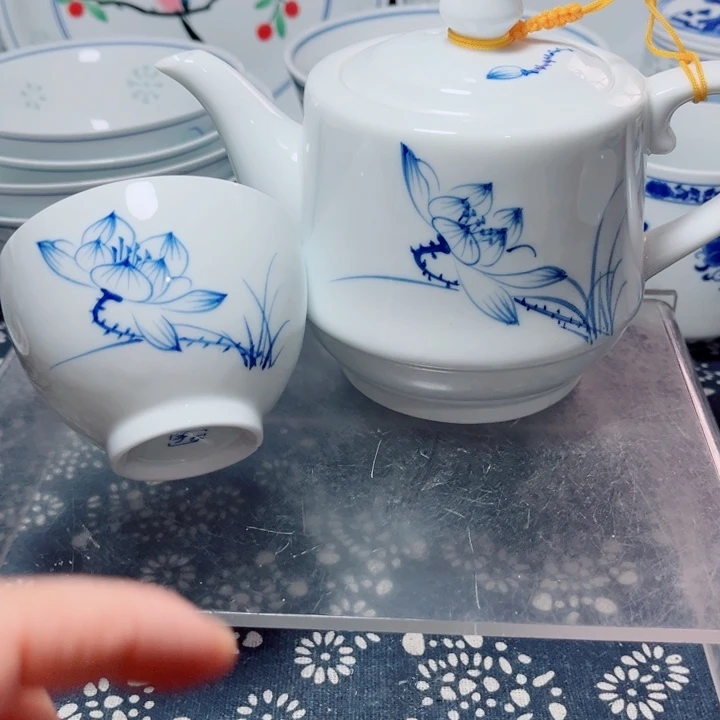 青花玲珑手绘荷花小杯。小壶夜*人