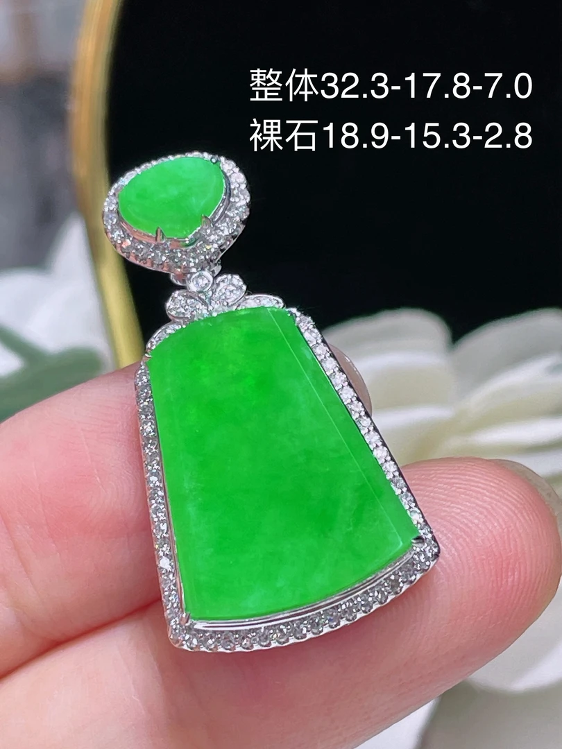 18k金镶嵌天然缅甸A货翡翠满绿色冰阳绿帝王绿无事牌吊坠