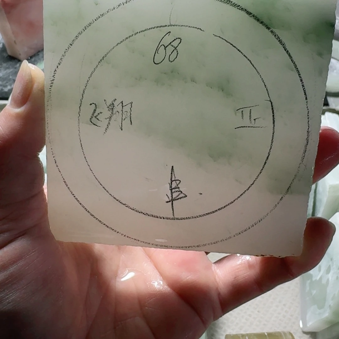 定制石英质玉（天山翠）飞****鱼
