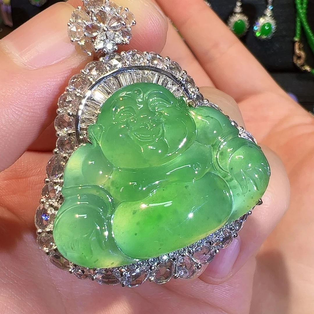 颈饰18K金镶嵌翡翠木纳大佛