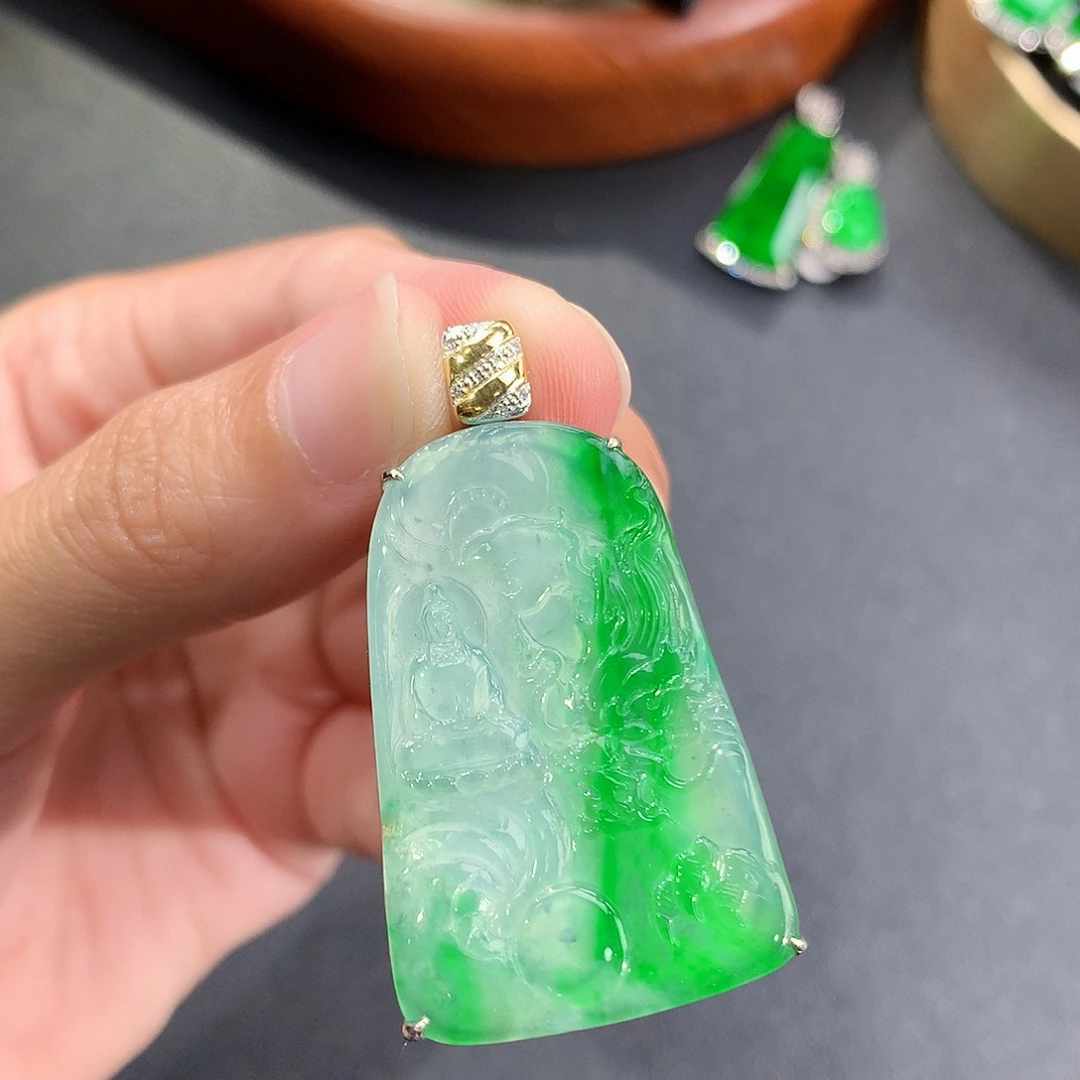 翡翠18K金镶嵌颈饰