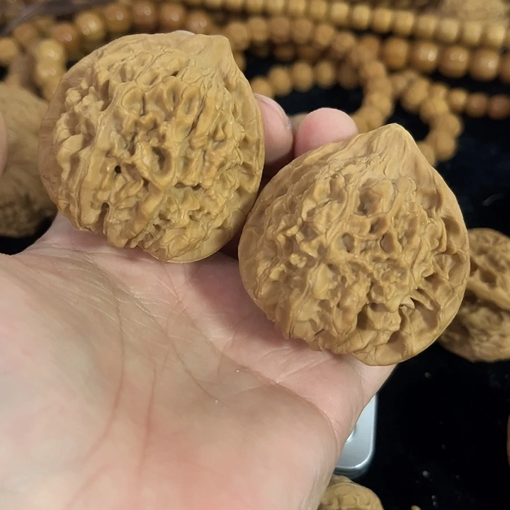 把件文玩核桃50左右微微瑕官帽，编号051