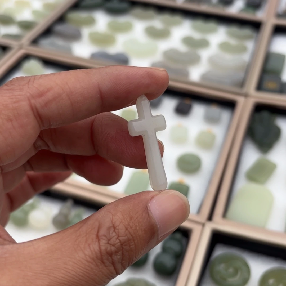 颈饰未镶嵌和田玉破*十字架。定制不退换