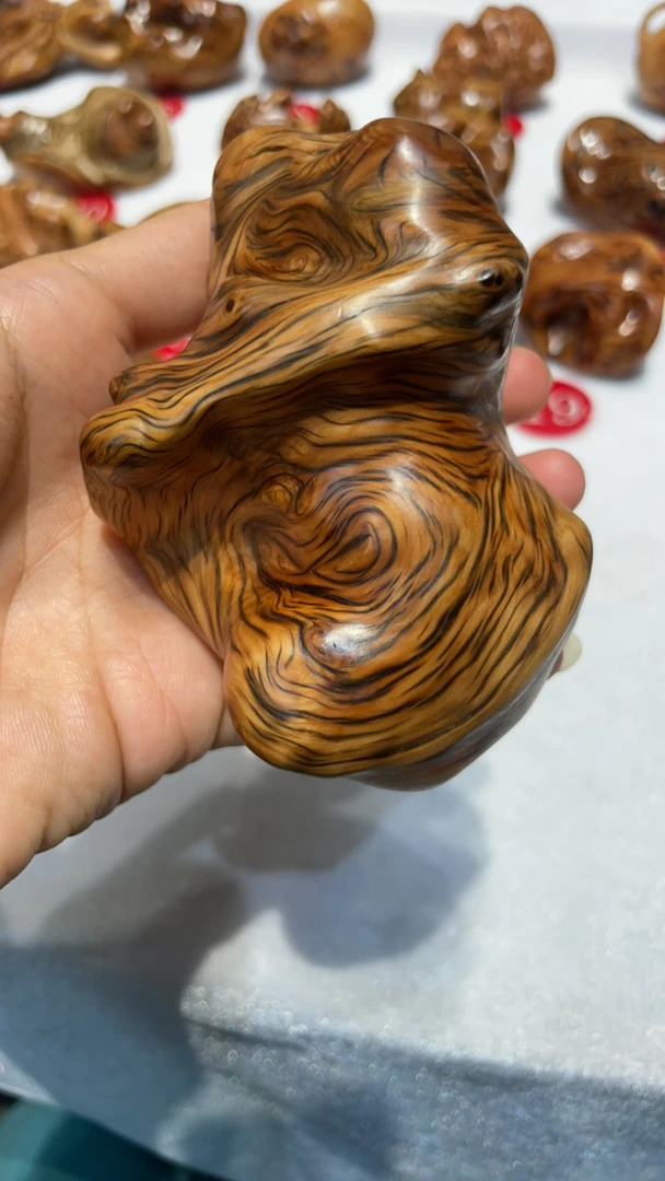 太行崖柏陈华手把玩