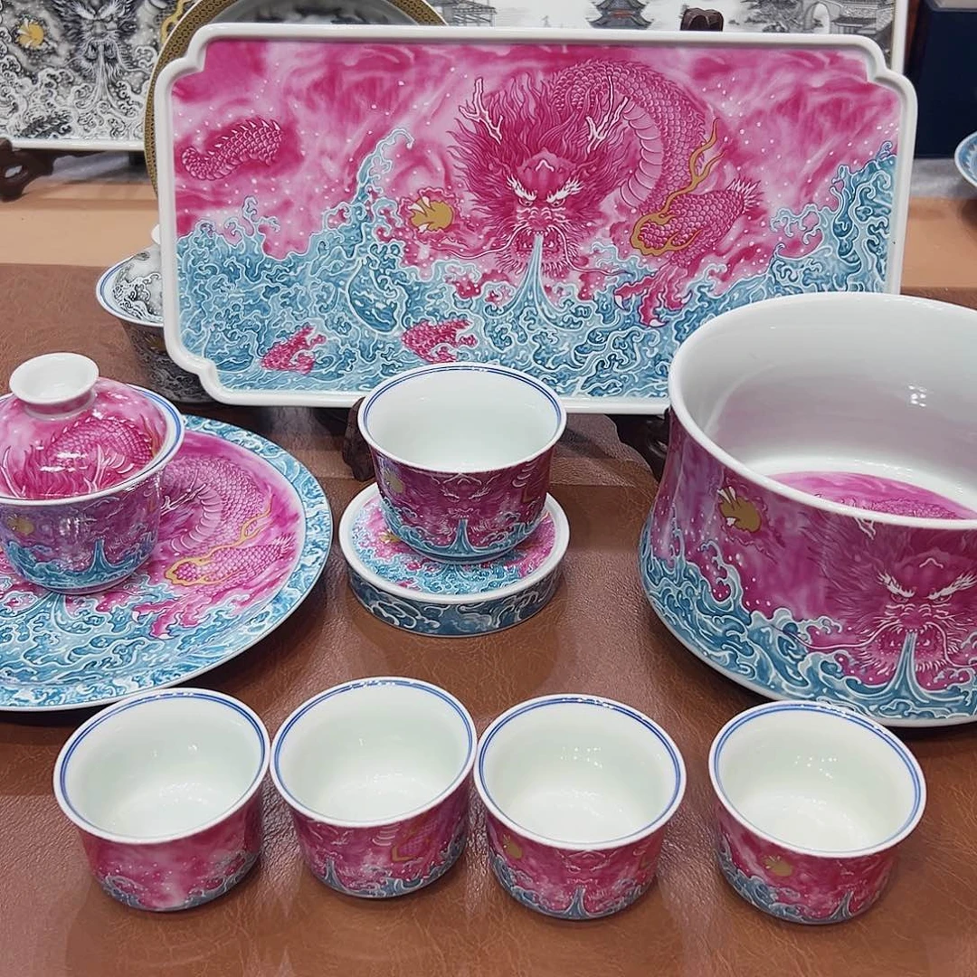 摆件景德镇陶瓷艺术展在上海举办期间展出