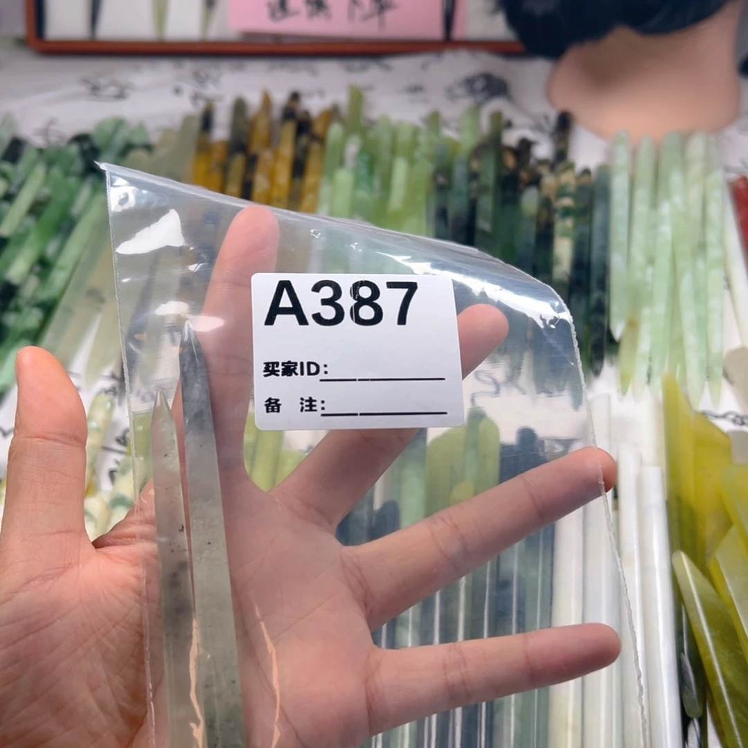 乍***欢未镶嵌蛇纹石玉颈饰