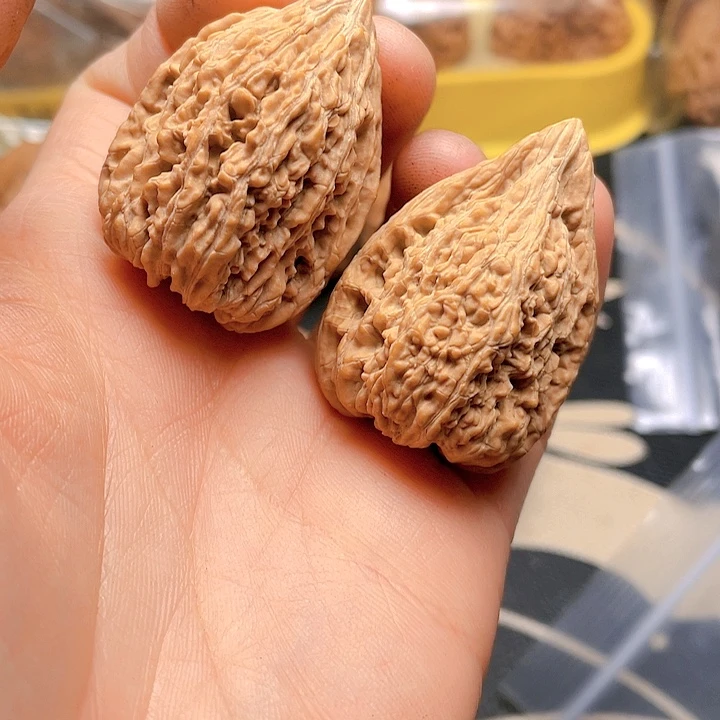 文玩核桃吊坠塔尖一对