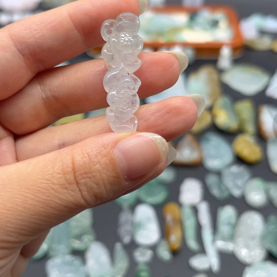 M***o翡翠未镶嵌颈饰并蒂莲