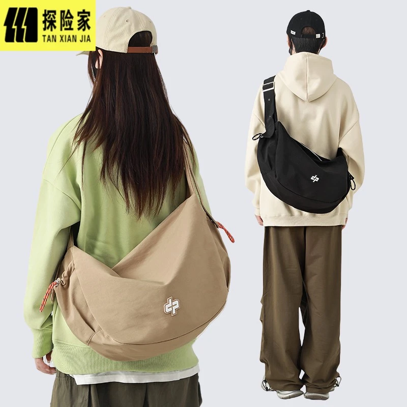 【探险家】花儿与少年同款运动斜挎包男潮牌旅行包单肩饺子包女通