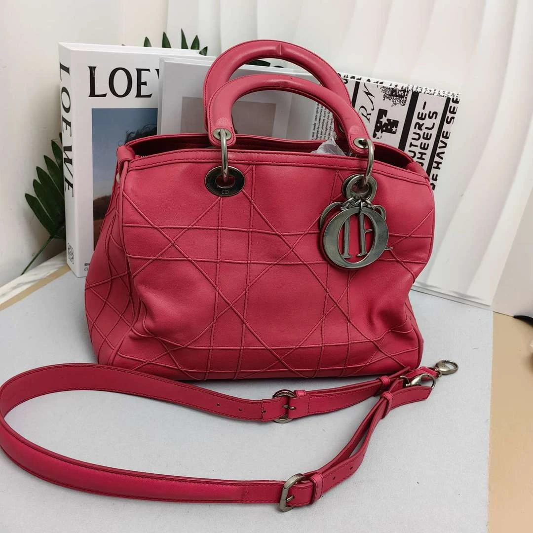 95新 DIOR/迪奥 菱格纹波士顿枕头包30玫红色单肩包 12190748