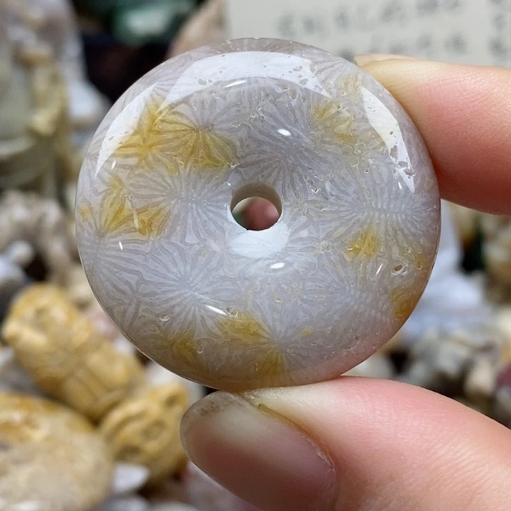 石英质玉未镶嵌颈饰有瑕
