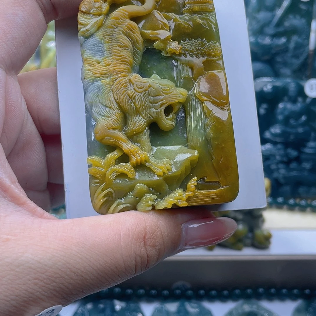 翡翠未镶嵌颈饰龙****）翡翠未镶嵌