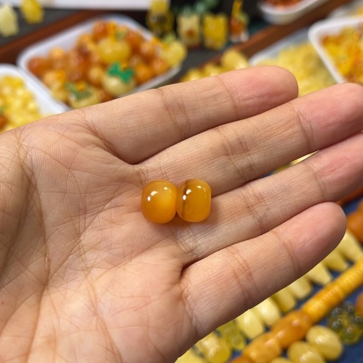 琥珀未镶嵌裸石卡11加老蜡墩一对微瑕漏