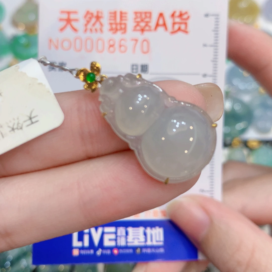 翡翠18K金镶嵌颈饰葫芦
