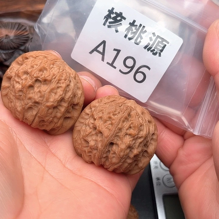 桃核把件L****n核桃血麒麟