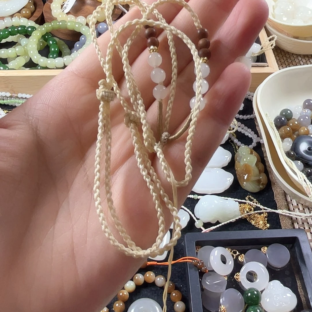 石****和田玉未镶嵌颈饰