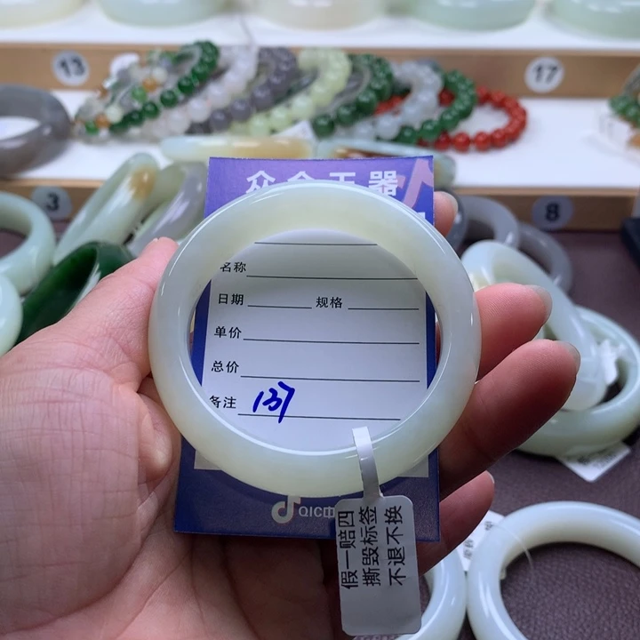 和田玉未镶嵌手镯