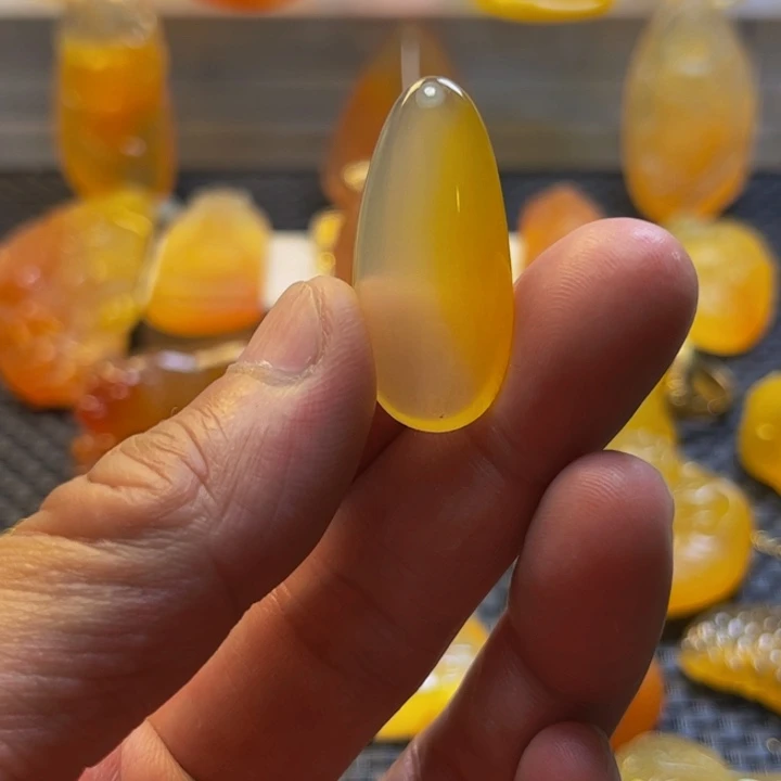 铛***铛未镶嵌旦面石英质玉