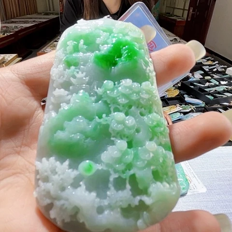 翡翠未镶嵌项圈一个