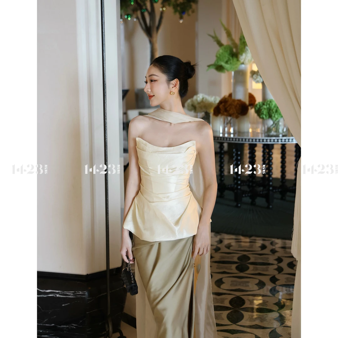 1423【静奢挚爱】露肩抹胸皱褶设计收腰显瘦缎面光泽上衣（含披肩）