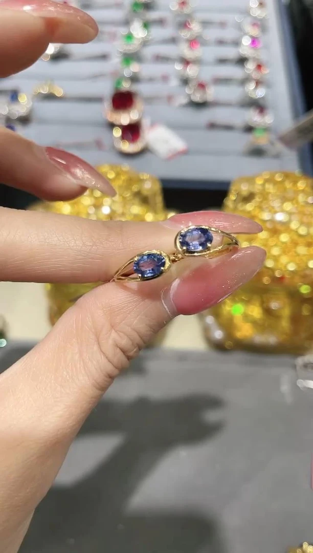 18K金镶嵌蓝宝石耳饰