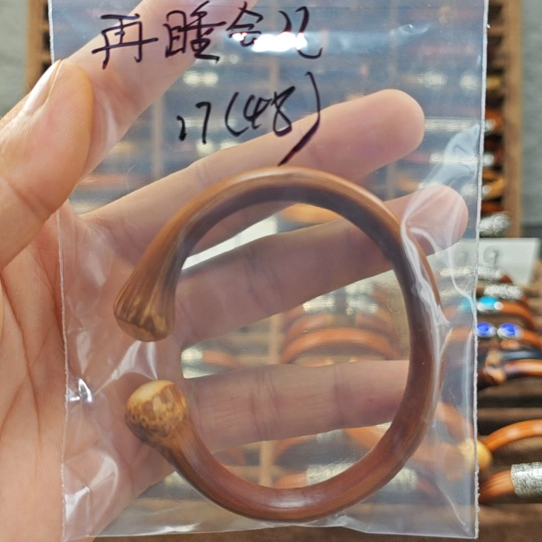 非金属木质云南金刚藤手镯。