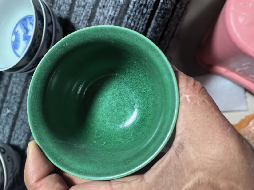 一个青绿釉的一个杯