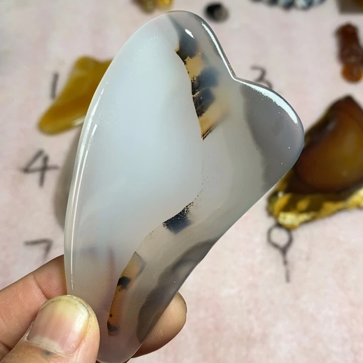 淡***…未镶嵌玛瑙/玉髓珠宝奇石