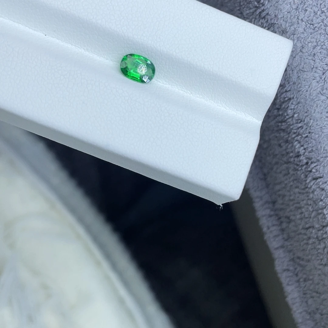 裸石石榴石（沙弗莱）未镶嵌0.65Ct。