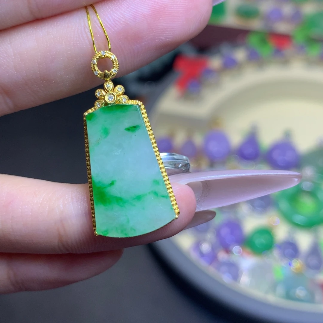 翡翠18K金镶嵌颈饰