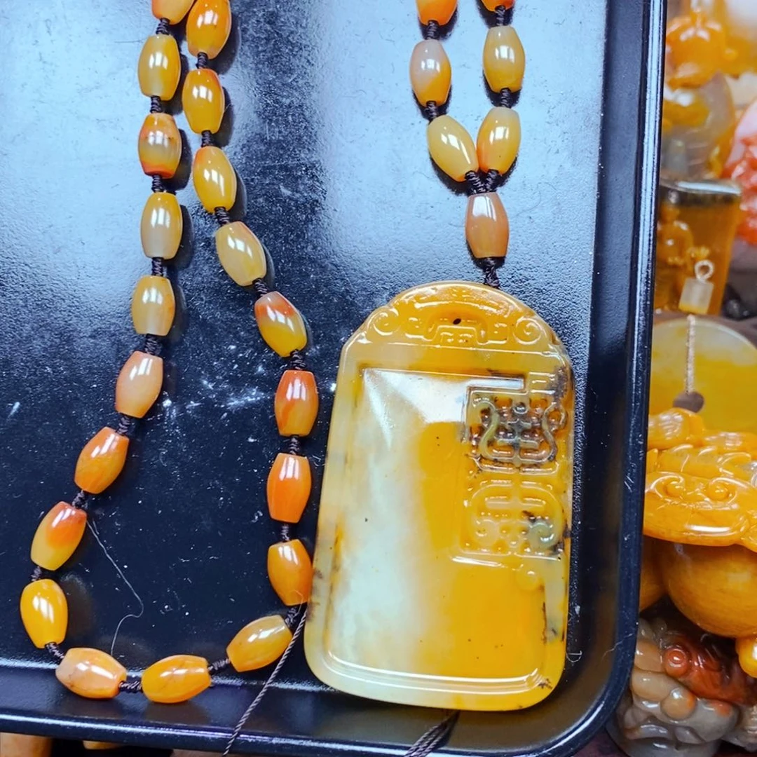 未镶嵌石英质玉（黄龙玉）颈饰
