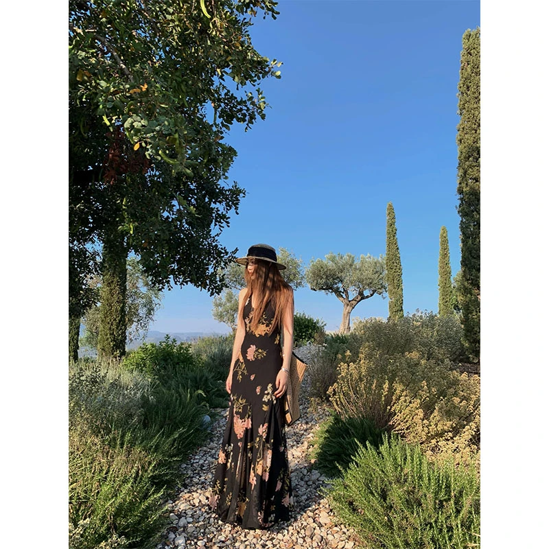 2025夏季新款高腰长裙法式轻熟名媛海边度假花色低领吊带连衣裙女