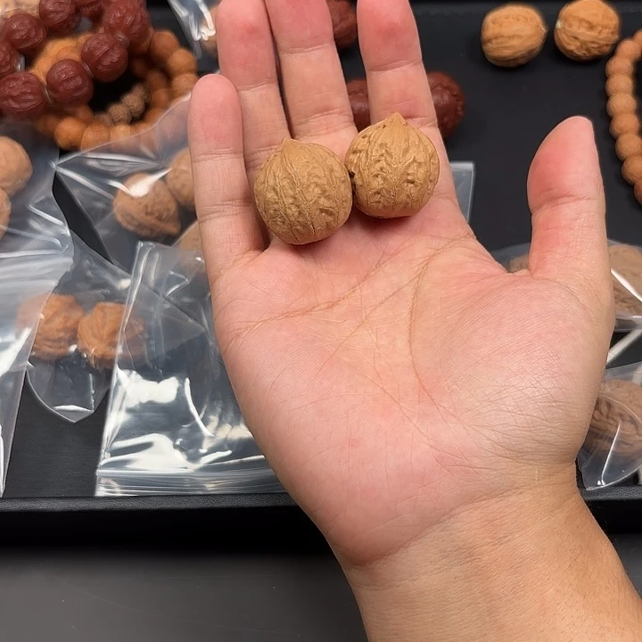 文玩核桃吊坠原皮麒麟眼