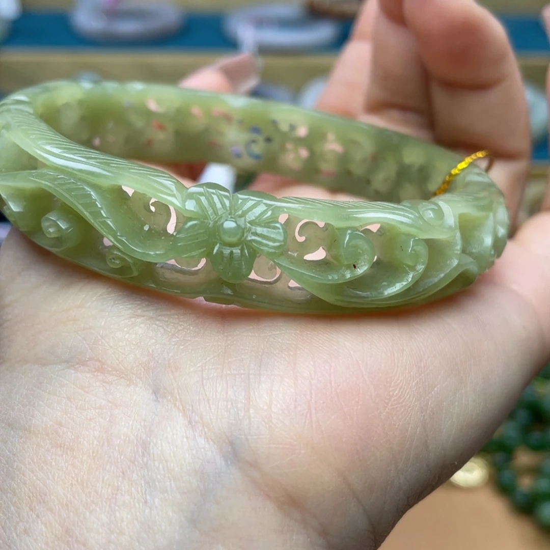 和田玉手镯68圈口。编号62未镶嵌