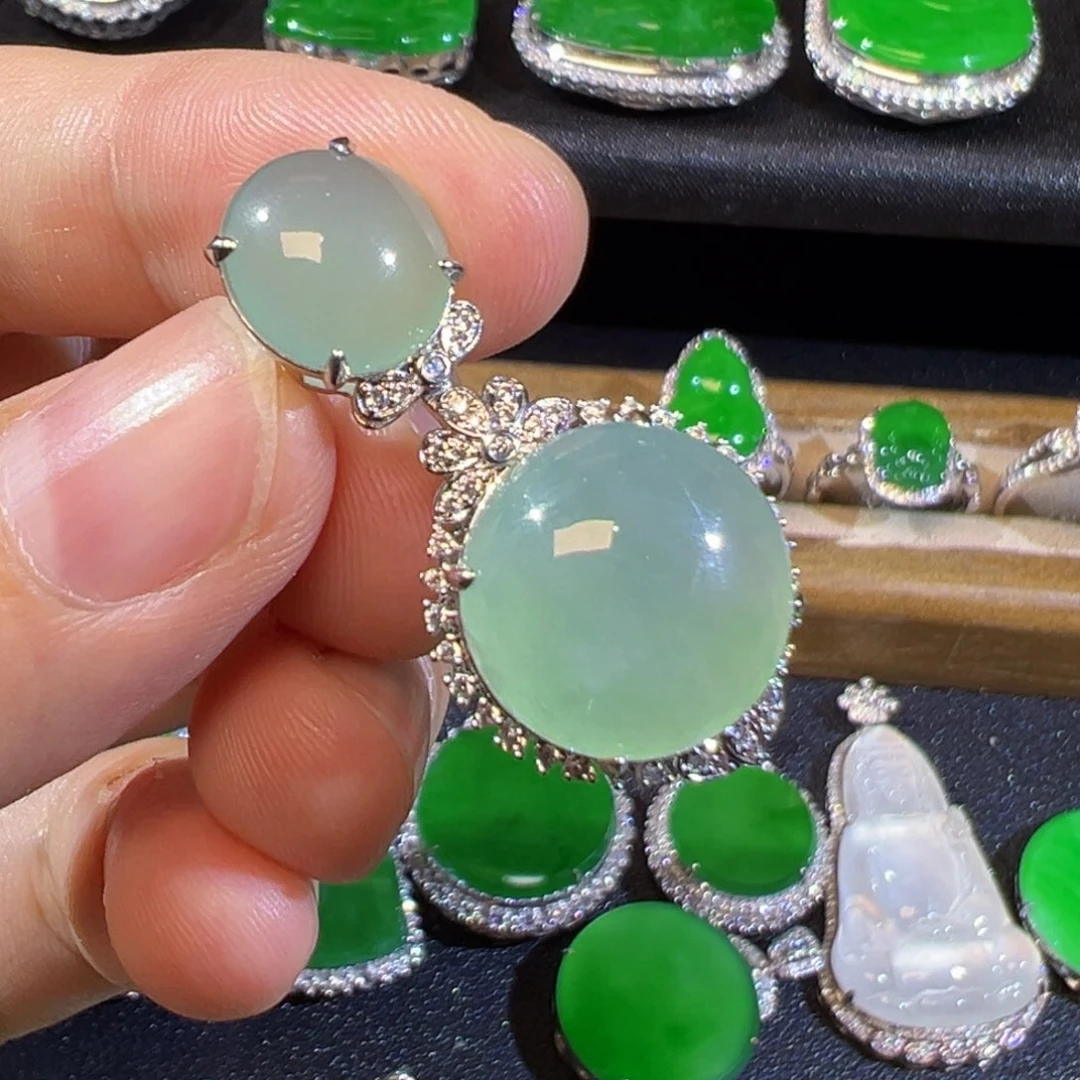 翡翠18K金镶嵌颈饰缅甸翡翠